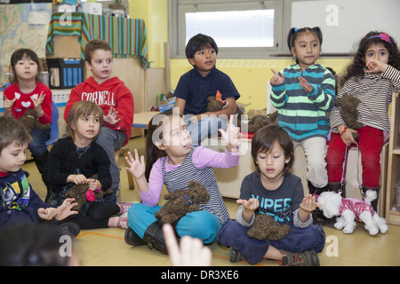 Aktive Grundschulklasse an einer öffentlichen Grundschule in upper Manhattan, NYC. Stockfoto