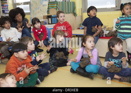 Aktive Grundschulklasse an ein New York City öffentliche Grundschule in upper Manhattan, NYC. Stockfoto