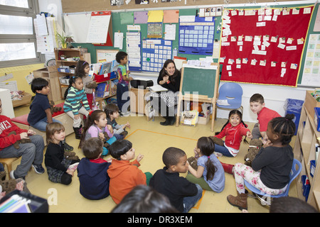 Aktive bilingualen Grundschule Klasse an einer Volksschule in upper Manhattan, NYC. Stockfoto