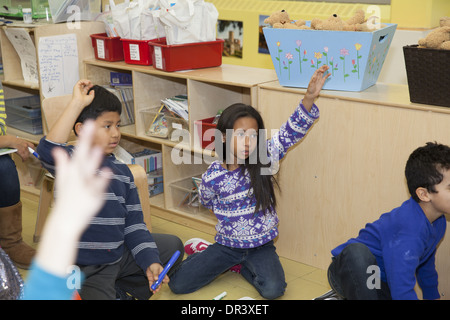 Aktive Grundschule Klasse an der Schlossbrücke öffentliche Volksschule in upper Manhattan, NYC. Stockfoto