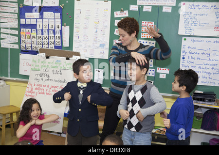 Zweisprachige (Spanisch & Englisch) öffentliche Grundschule Klasse an der Schlossbrücke-School in New York City Stockfoto