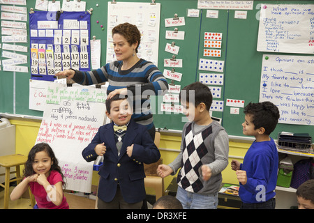 Zweisprachiger (Spanisch und Englisch) öffentlicher Grundschulkurs in Upper Manhattan, NYC. Stockfoto