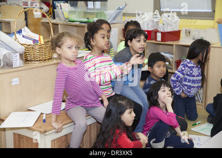 Aktive Grundschule Klasse an der Schlossbrücke öffentliche Volksschule in upper Manhattan, NYC. Stockfoto