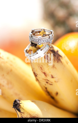Gold von Trauringe auf Bananen Frucht, Hochzeit in Tropen Stockfoto