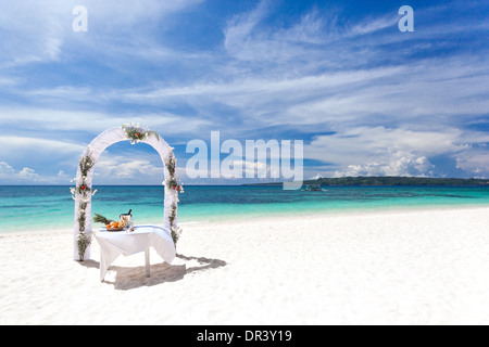 Schöne Hochzeit Bogen am tropischen Strand, niemand. Reisen-Hochzeit Stockfoto