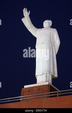 [Nur zur redaktionellen Verwendung] Große Statue von Mao Zedong in der Nacht auf dem Tianfu Platz in Chengdu, China Stockfoto