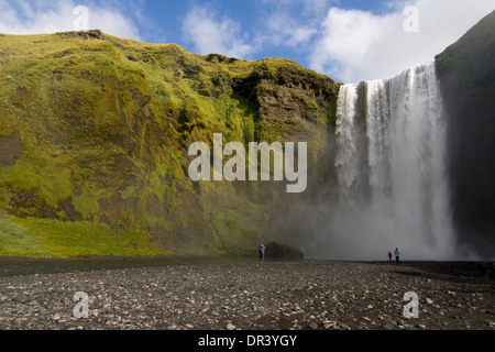 Skogafoss Wasserfall im Sommer, Skogar, Island. Stockfoto