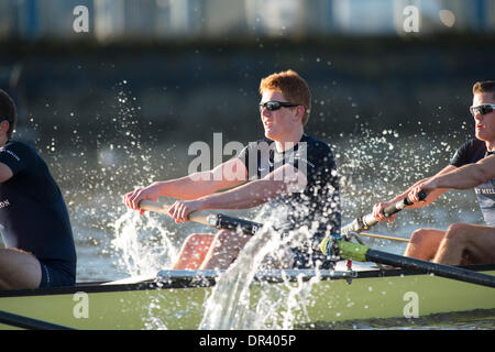 London, UK. 19. Januar 2014.  Boat Race Test VIIIs. Oxford University Boat Club.  Die Studie, die im Dezember Kader krankheitsbedingt verschoben werden musste, fand am 14:00 am Sonntag und diente als ein wichtiges lernen, dass Erfahrung und Auswahl für die sechzehn Ruderer und zwei Steuermänner Auserwählten testen. Es ist das einzige Mal während der Saison, dass die Gruppenmitglieder Side-by-Side für die gesamten vier und ein Viertel Meilen des Championship-Golfplatzes in einer Simulation von BNY Mellon Boat Race Rennen. Bildnachweis: Duncan Grove/Alamy Live-Nachrichten Stockfoto