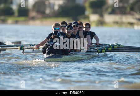 London, UK. 19. Januar 2014.  Boat Race Test VIIIs. Oxford University Boat Club.  Die Studie, die im Dezember Kader krankheitsbedingt verschoben werden musste, fand am 14:00 am Sonntag und diente als ein wichtiges lernen, dass Erfahrung und Auswahl für die sechzehn Ruderer und zwei Steuermänner Auserwählten testen. Es ist das einzige Mal während der Saison, dass die Gruppenmitglieder Side-by-Side für die gesamten vier und ein Viertel Meilen des Championship-Golfplatzes in einer Simulation von BNY Mellon Boat Race Rennen. Bildnachweis: Duncan Grove/Alamy Live-Nachrichten Stockfoto