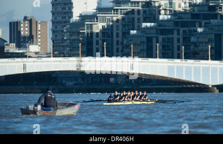 London, UK. 19. Januar 2014.  Boat Race Test VIIIs. Oxford University Boat Club.  Die Studie, die im Dezember Kader krankheitsbedingt verschoben werden musste, fand am 14:00 am Sonntag und diente als ein wichtiges lernen, dass Erfahrung und Auswahl für die sechzehn Ruderer und zwei Steuermänner Auserwählten testen. Es ist das einzige Mal während der Saison, dass die Gruppenmitglieder Side-by-Side für die gesamten vier und ein Viertel Meilen des Championship-Golfplatzes in einer Simulation von BNY Mellon Boat Race Rennen. Bildnachweis: Duncan Grove/Alamy Live-Nachrichten Stockfoto