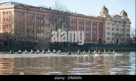 London, UK. 19. Januar 2014.  Boat Race Test VIIIs. Oxford University Boat Club.  Die Studie, die im Dezember Kader krankheitsbedingt verschoben werden musste, fand am 14:00 am Sonntag und diente als ein wichtiges lernen, dass Erfahrung und Auswahl für die sechzehn Ruderer und zwei Steuermänner Auserwählten testen. Es ist das einzige Mal während der Saison, dass die Gruppenmitglieder Side-by-Side für die gesamten vier und ein Viertel Meilen des Championship-Golfplatzes in einer Simulation von BNY Mellon Boat Race Rennen. Bildnachweis: Duncan Grove/Alamy Live-Nachrichten Stockfoto