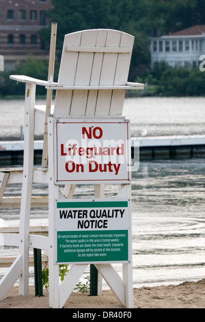 Kein Bademeister Pflicht Zeichen auf einem Rettungsschwimmer-Turm im Schwimmbad sind auf einem See in Wisconsin Stockfoto