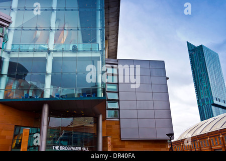 Stadtbild im Manchester City Centre mit der Bridgewater Hall, Beetham Tower und nahe. Stockfoto