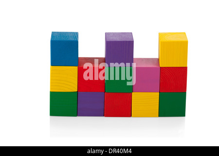 Holzklötze, Pyramide aus bunten Würfeln, Kinder Spielzeug isoliert auf weißem Hintergrund Stockfoto