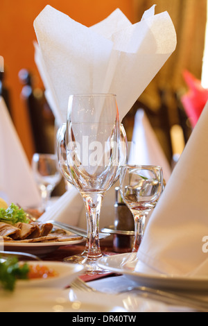 Das Restourant Tisch zubereitet für Feiern Stockfoto