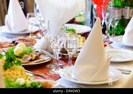 Das Restourant Tisch zubereitet für Feiern Stockfoto