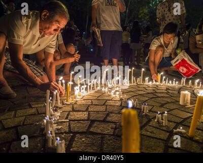 Bangkok, Thailand. 19. Januar 2014. Thais Licht ein Friedenszeichen geformten Kreis der Kerzen auf dem Boden im Banjasiri Park Sonntag Abend beten für Frieden und Rallye für eine Achtung der Demokratie. Die Mahnwache fand ein paar Stunden, nachdem zwei Sprengkörper, gedacht, um Granaten, am Standort in der Nähe von Victory Monument Credit Protest geworfen wurden: Jack Kurtz/ZUMAPRESS.com/Alamy Live News Stockfoto