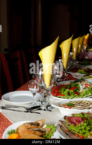 Das Restourant Tisch zubereitet für Feiern Stockfoto