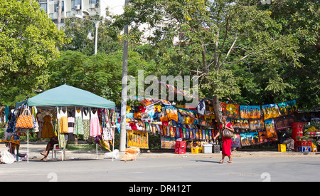 Maputo, Mosambik - 29. April: traditionelle afrikanische Batikmalerei auf dem Markt in Maputo, Mosambik am 29. April 2012. Der lokale Markt ist einer der Touristen Attraktion der Stadt. Stockfoto