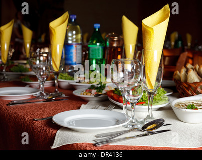 Das Restourant Tisch zubereitet für Feiern Stockfoto