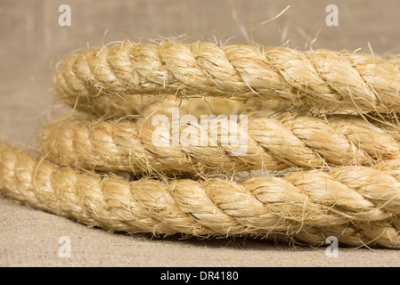 Seile aus Naturfasern gerollt Ringe auf dem Tuch Stockfoto