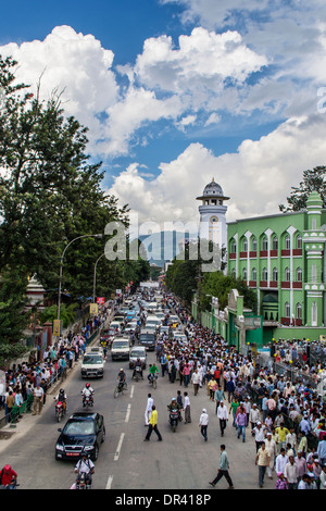 Menschen gehen auf der Straße in Kathmandu Stockfoto