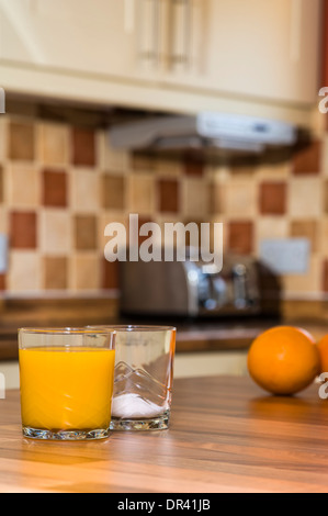 Orangensaft und Zucker, große Mengen an Zucker in Fruchtsäften. Stockfoto