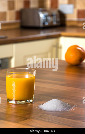 Orangensaft und Zucker, große Mengen an Zucker in Fruchtsäften. Stockfoto