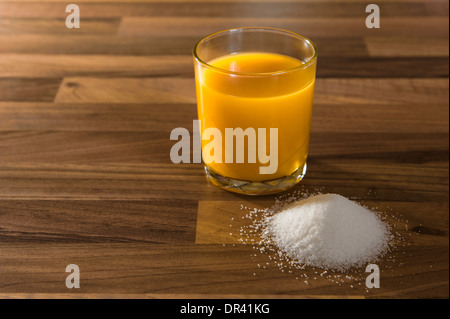 Orangensaft und Zucker, große Mengen an Zucker in Fruchtsäften. Stockfoto