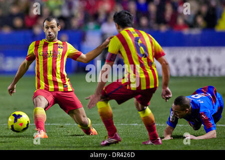 Valencia, Spanien. 19. Januar 2014. Verteidiger Javierwins sichern den Ball während der la Liga-Spiel zwischen Barcelona und Levante Ciutat de Valencia, Valencia Credit: Action Plus Sport Bilder/Alamy Live News Stockfoto