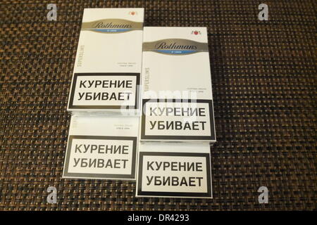 Kaliningrad, Russland 19. Januar 2014 vom EU Ostgrenze ist der Ort der Wahl für Zigarettenschmugglern, einfache Gewinne aus den Preisdifferenzen mit Russland machen können. Eine Packung Premium-Zigaretten kostet Â '¬5 in Belgien, Â' ¬3 in Polen, und weniger als Â'¬1 in in Russland. Im Bild: Rothmans Cigrettes mit russischen Steuer Briefmarken. Stockfoto