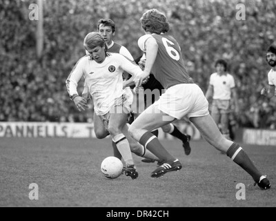 Aston Villa-Fußballer Gary Shaw in Action ARSENAL V ASTON VILLA IN HIGHBURY 1981 Stockfoto