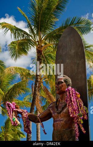 Blumenketten auf Statue von Duke Kahanamoku Statue Kuhio Beach Park, Waikiki Beach, Honolulu, Oahu, Hawaii Stockfoto