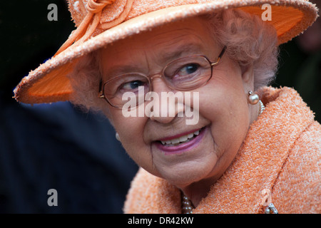 HM Königin Elizabeth II in der Kirche in Wolferton auf dem Anwesen von Sandringham 19.. Januar 2014 Stockfoto