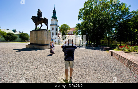 Touristen vor dem Zamoyski-Denkmal in Zamosc, SE Polen Schnappschüsse. Stockfoto