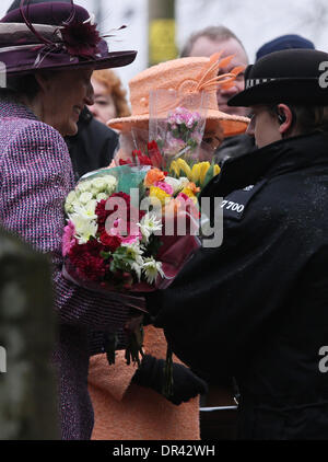 Wolferton, Norfolk, Großbritannien. 19. Januar 2014. HM Königin Elizabeth II. einen Blumenstrauß verbirgt sich hinter nach dem Besuch der St. Peter Church für Sonntagmorgen Service im Wolferton, Norfolk. Bild: Paul Marriott Fotografie/Alamy Live-Nachrichten Stockfoto