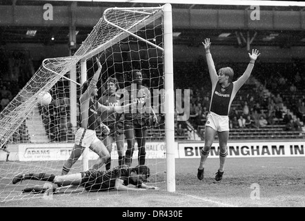 Fußballer Gary Shaw schießt Tor für Aston Villa gegen den FC Arsenal mit Dennis Mortimer, Pat Jennings, Chris Whyte, David O'Leary Stockfoto