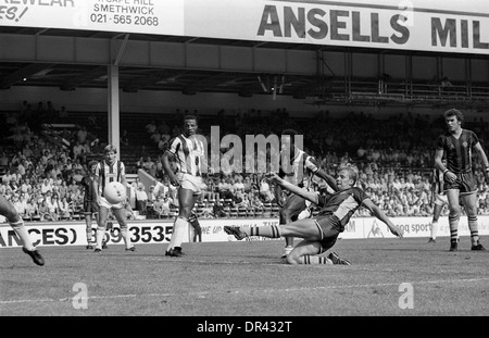 Gary Shaw schießt Tor für Aston Villa ASTON VILLA V WEST BROMWICH ALBION 27.08.83 Stockfoto