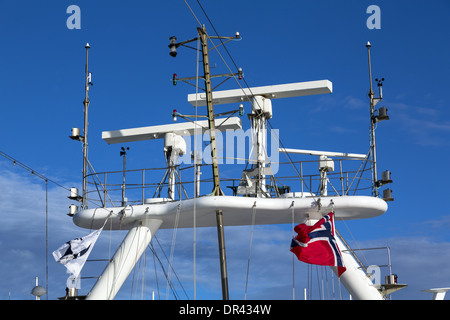 Navigations- und Radaranlagen und Antenne auf einem Radar Mast Turm von einem luxuriösen Kreuzfahrtschiff unter der Flagge Norwegens Stockfoto