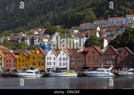 Malerische alte Gebäude säumen die Uferpromenade der Altstadt Von Bryggen, auch bekannt als Tyskebryggen Bergen Norwegen Stockfoto