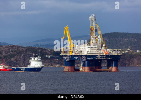 Oil Drilling Rig Insel Innovator und liefern Offshore-Schiff Insel Crusader Stockfoto