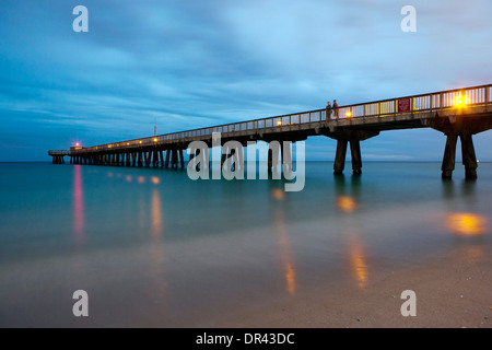 Langzeitbelichtung von Pompano Beach Fishing Pier - Pompano Beach, Florida USA Stockfoto
