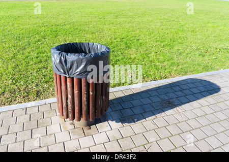 Müll kann in einem park Stockfoto