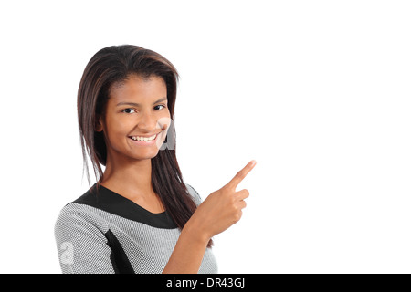 Schöne afrikanische amerikanische Modell Frau zeigen und präsentieren neben isoliert auf weißem Hintergrund Stockfoto