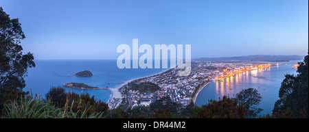 Panorama Blick auf Mount Maunganui und der Hafen von Tauranga bei Einbruch der Dunkelheit, vom Gipfel des Berges. Stockfoto