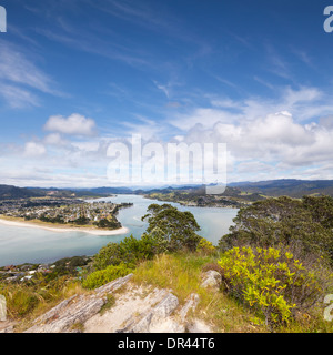 Der Blick vom Mount Paku, Tairua, schaut auf Pauanui, Coromandel, Neuseeland. Stockfoto