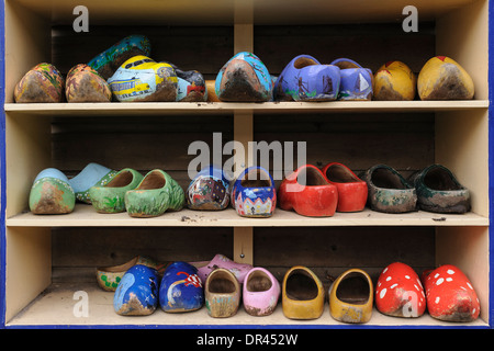 Schlammigen Clogs auf Schuhregal, Amsterdam, Niederlande Stockfoto