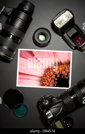 Kamera und Objektiv auf Schwarz zeigt Fotograf Stillleben Stockfoto