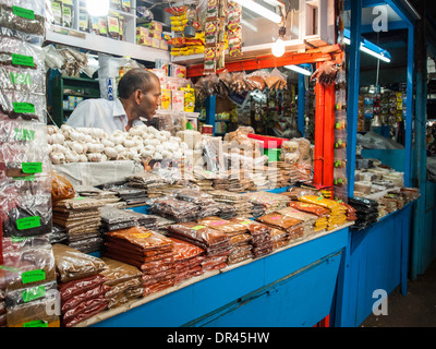 Gewürze stehen in Margao Markt Stockfoto