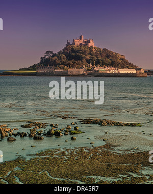 St. Michaels Mount, Marazion, Cornwall, England, in der Dämmerung Stockfoto